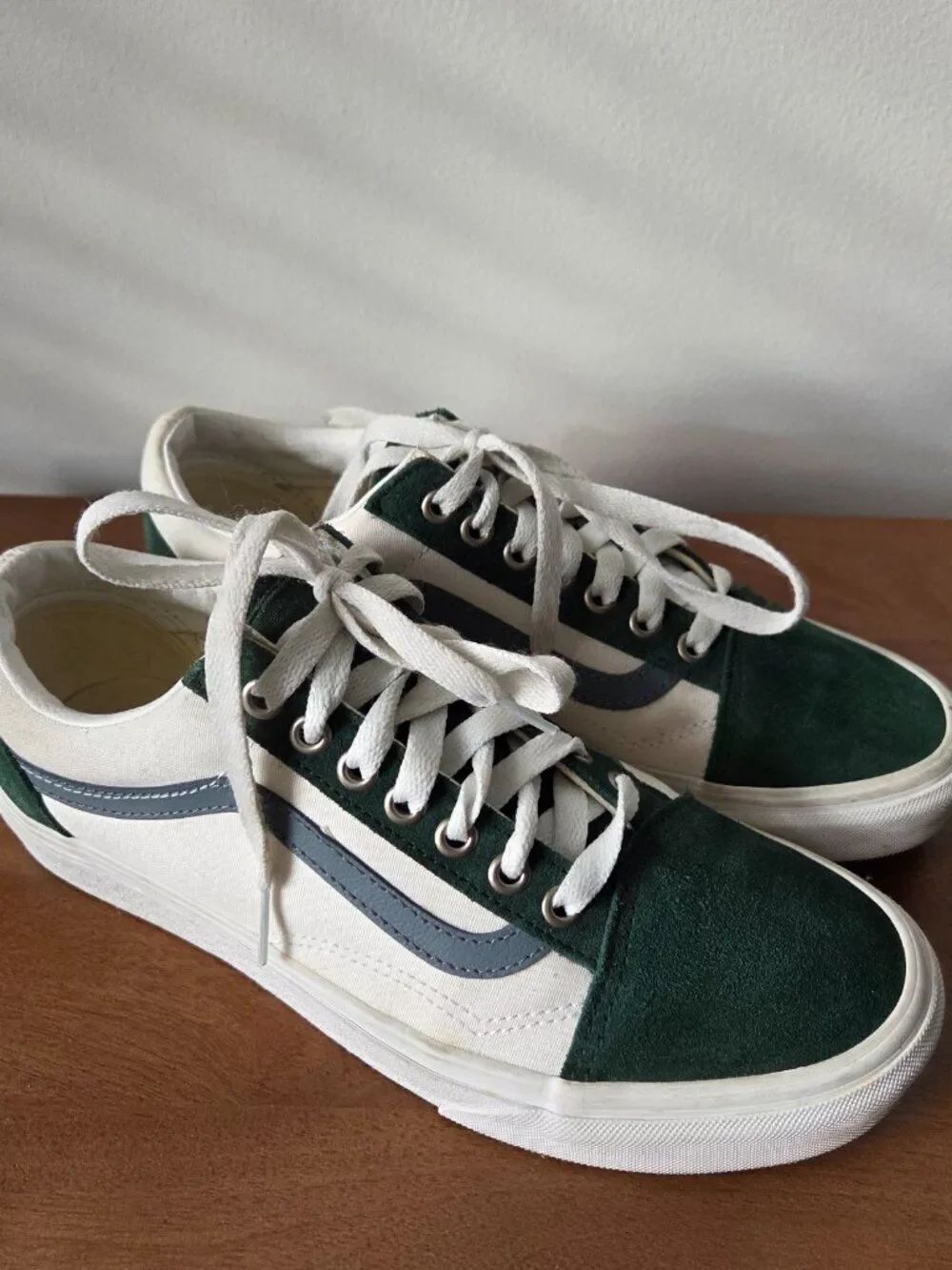 EUC VANS GREEN LEATHER /WHITE LACED SNEAKERS SIZE 9 WOMENS 7.5 MENS